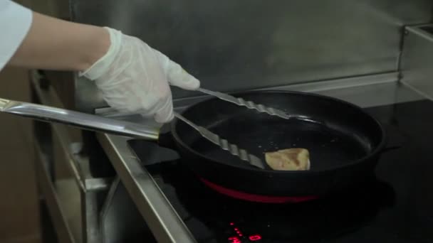 Cocine en una sartén asando el hígado — Vídeos de Stock