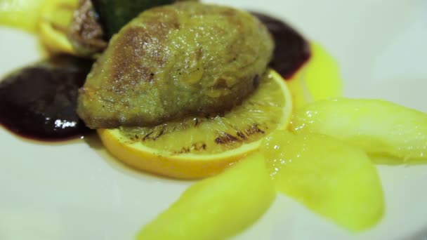 Fried liver with lemon and sauce — Stock Video