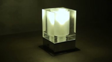 Elektrik lambası siyah bir zemin üzerine