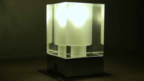 Elektrische lamp op een zwarte achtergrond — Stockvideo