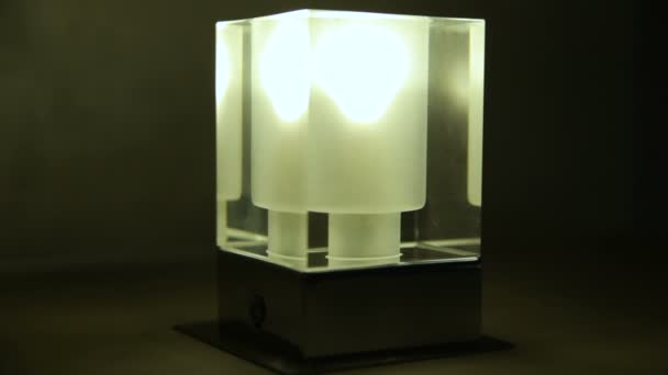Lampe électrique sur fond noir 