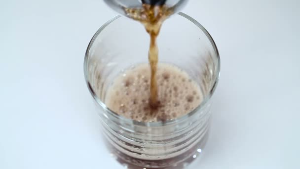 Boisson gazeuse est versé dans un verre 