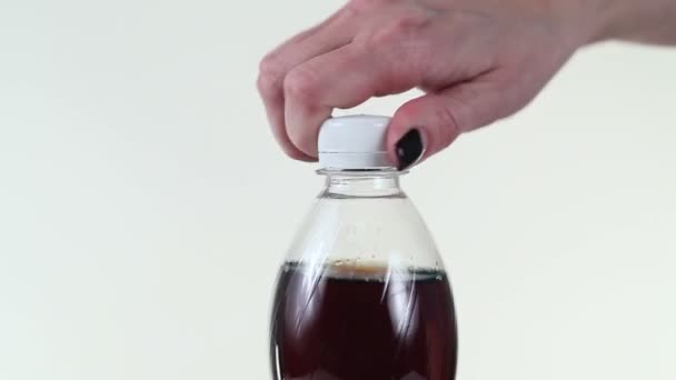 Ouvrir une bouteille de boisson gazeuse — Video