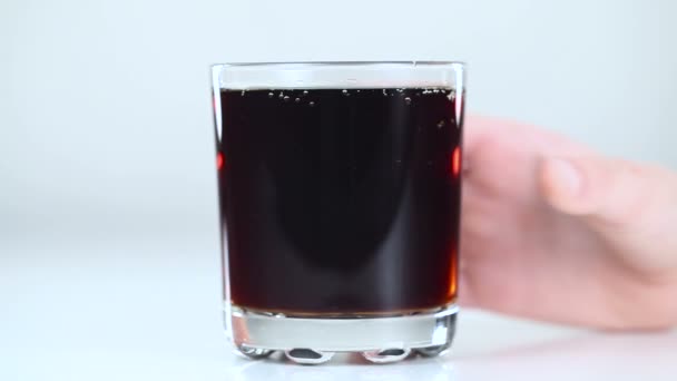 Tomar bebidas carbonatadas de vidrio — Vídeo de stock