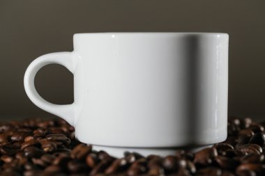 Beyaz fincan kahve çekirdekleri