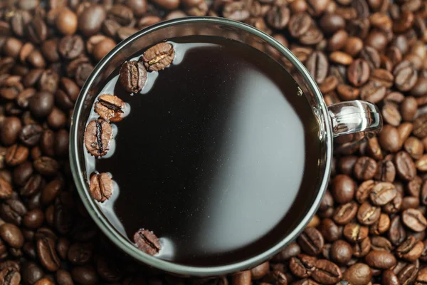 Gelas cangkir dengan biji kopi — Stok Foto