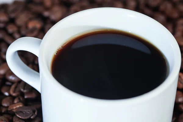 Beyaz fincan kahve çekirdekleri — Stok fotoğraf