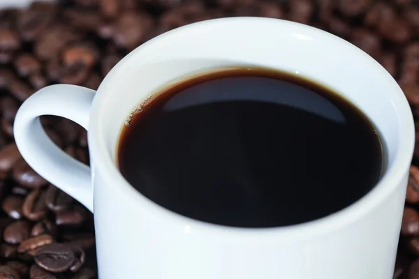 Taça branca em grãos de café Fotografia De Stock