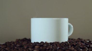 İçinde kavrulmuş kahve fasulye fincan