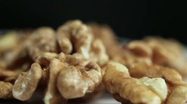 Masanın üzerine ceviz taneleri