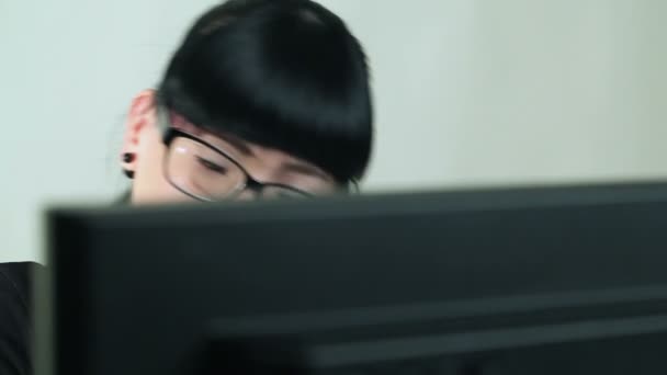 Het meisje werkt op de computer — Stockvideo