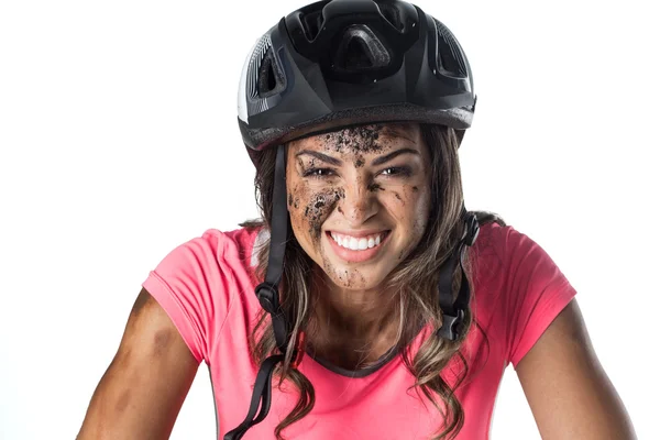 Mujer cubierta de barro al montar en bicicleta — Foto de Stock