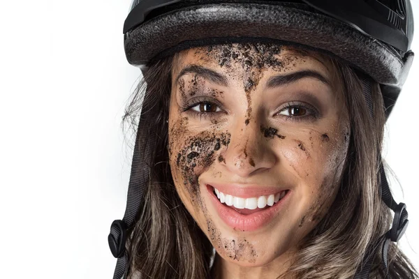 Mujer cubierta de barro al montar en bicicleta — Foto de Stock