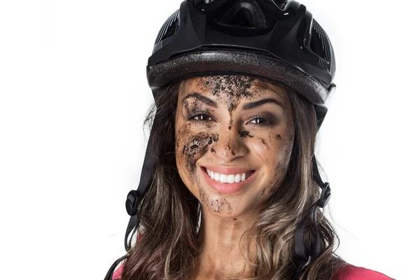 Mujer cubierta de barro al montar en bicicleta — Foto de Stock