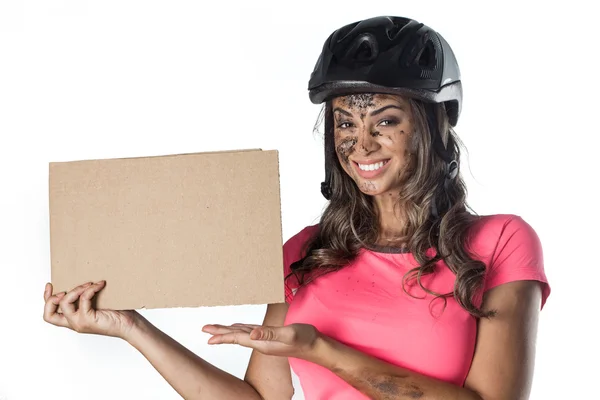 Nő szerepelnek mud, amikor biciklizés — Stock Fotó