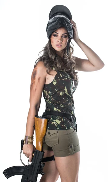 Mujer en uniforme militar con un arma — Foto de Stock