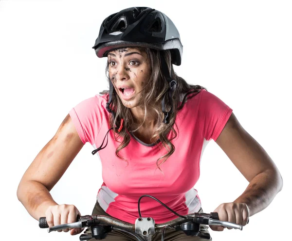 Donna coperta di fango quando va in bicicletta — Foto Stock