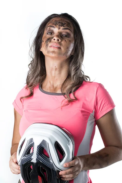 Mujer cubierta de barro al montar en bicicleta Imagen De Stock