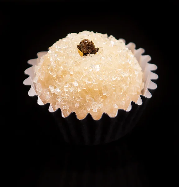 Beijinho doce feito com leite condensado e coco — Fotografia de Stock