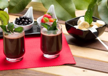 Acai suyu, süper meyve yüzlü