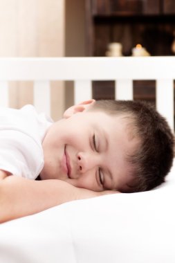 Uyurken komik küçük çocuk