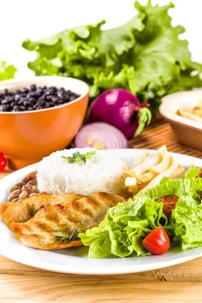 Carne grelhada, arroz e feijão . — Fotografia de Stock