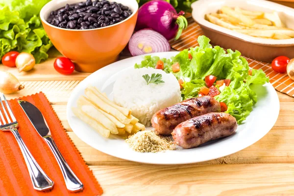 Carne grelhada, arroz e feijão . — Fotografia de Stock