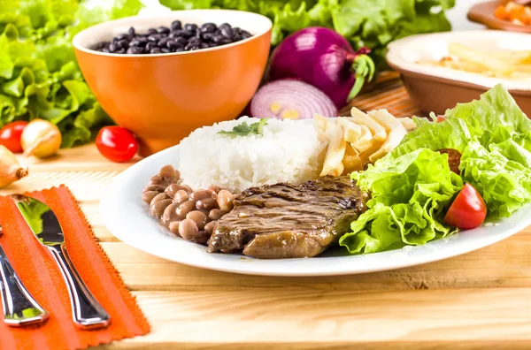 Gegrilltes Fleisch, Reis und Bohnen. — Stockfoto