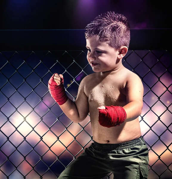 Criança boxeador em shorts e bandagens a mãos — Fotografia de Stock