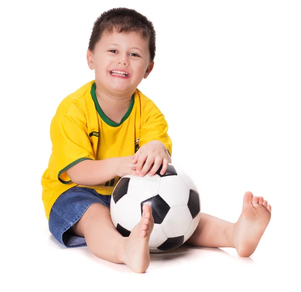 Chlapec s fotbalovým míčem, oblečený v fotbalové tričko — Stock fotografie