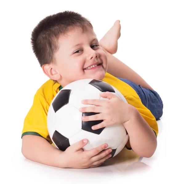 Chlapec s fotbalovým míčem, oblečený v fotbalové tričko — Stock fotografie