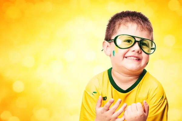 Anak berkacamata berpakaian sepakbola — Stok Foto