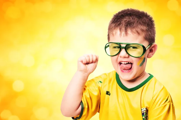 少年がフットボールのワイシャツを着たメガネ — ストック写真