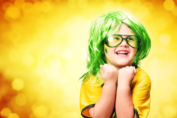 Niño en gafas vestido con camisa de fútbol — Foto de Stock