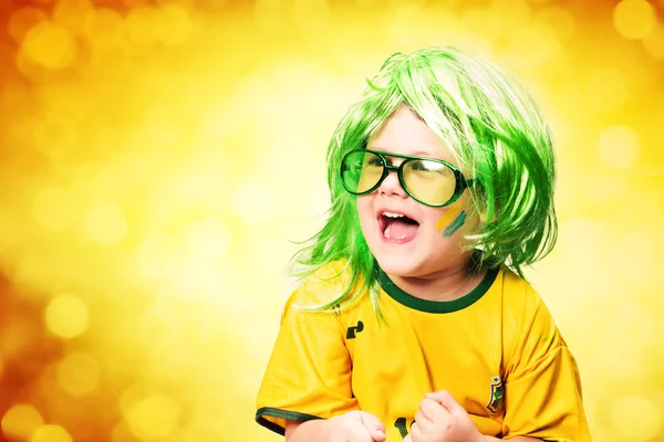 Menino de óculos vestido com camisa de futebol — Fotografia de Stock