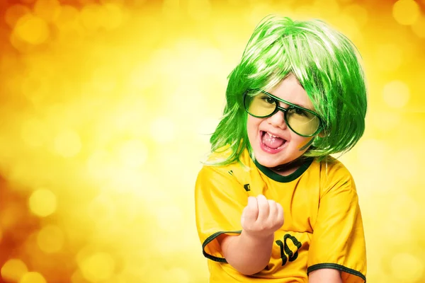 Niño en gafas vestido con camisa de fútbol — Foto de Stock