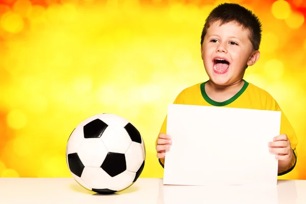 Niño en camiseta de fútbol nacional brasileña y pelota — Foto de Stock