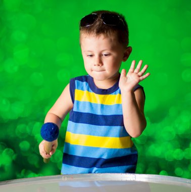 Davula oynarken küçük çocuk