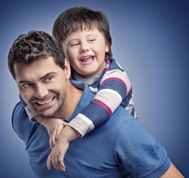 Genç mutlu baba ile oğlu