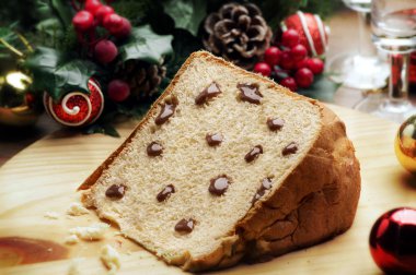 Ahşap masa üzerinde çikolata Panettone