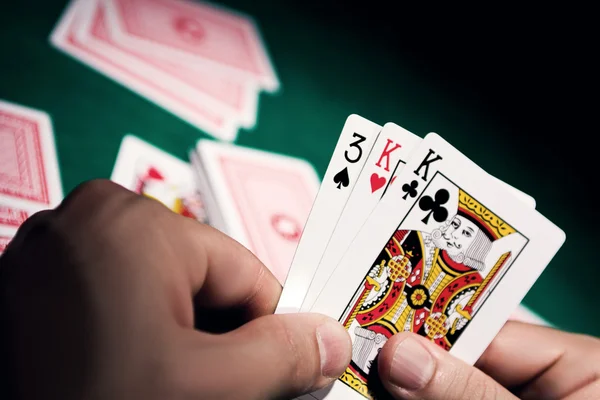La mano dell'uomo con le carte — Foto Stock
