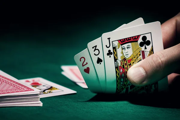 La mano dell'uomo con le carte — Foto Stock