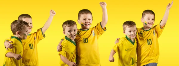 Dois meninos em camisa de futebol nacional brasileira — Fotografia de Stock