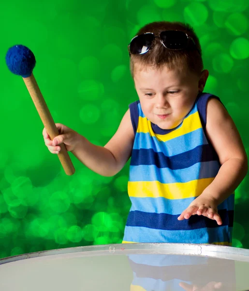 Niño tocando en el tambor — Foto de Stock