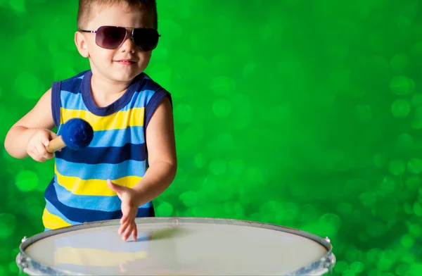 Kleiner Junge spielt auf der Trommel — Stockfoto