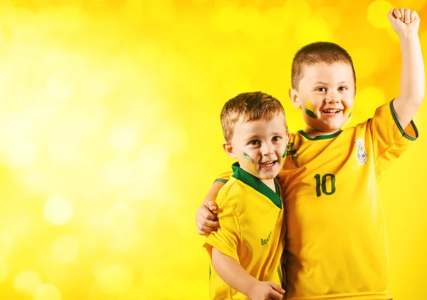 Meninos em camisa de futebol nacional brasileira — Fotografia de Stock