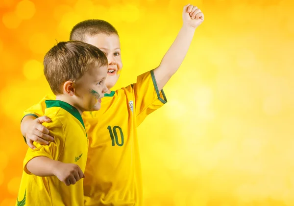 Meninos em camisa de futebol nacional brasileira — Fotografia de Stock