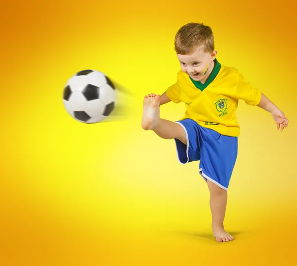 Niño en camiseta de fútbol nacional brasileña —  Fotos de Stock