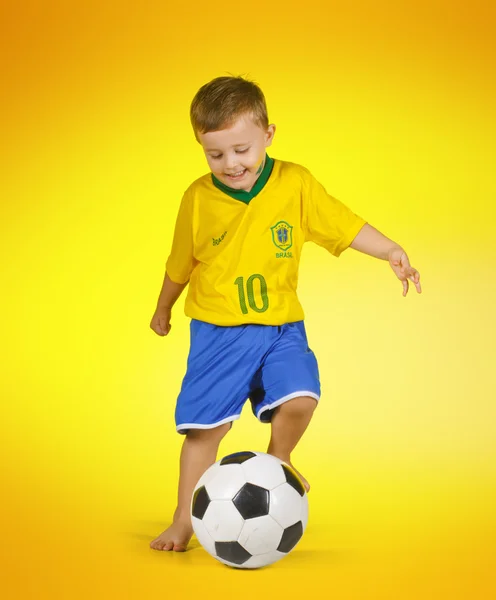 Poika brasilialaisessa jalkapallopaitassa — kuvapankkivalokuva