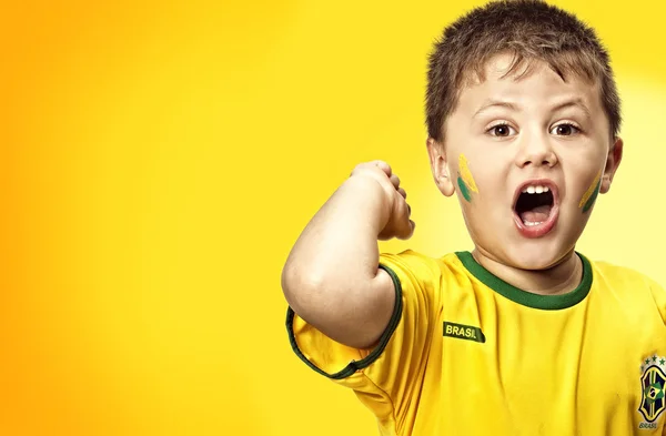 Menino de camisa de futebol nacional brasileiro — Fotografia de Stock